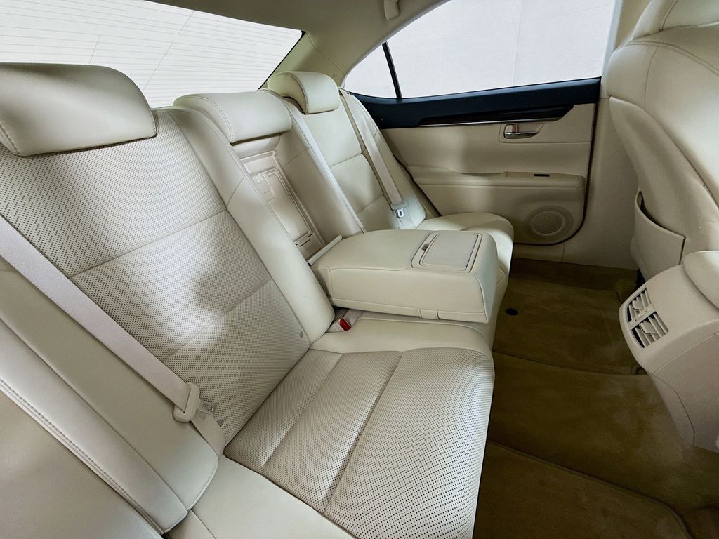 Thumbnail: 2015 Lexus ES - 27