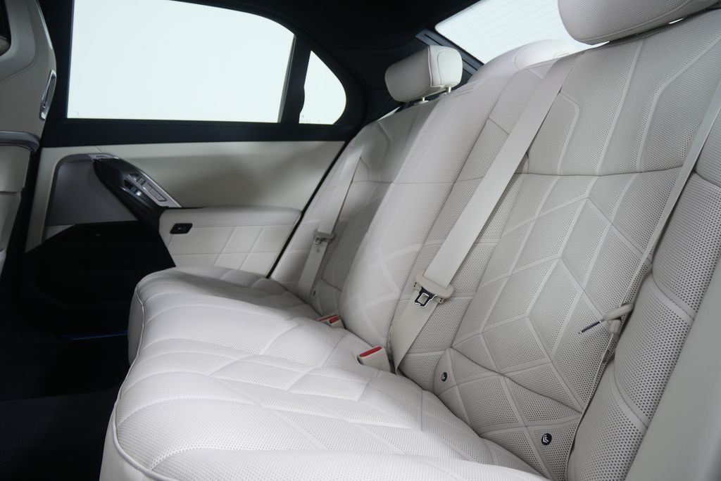 Thumbnail: 2026 BMW 7 Series - 15