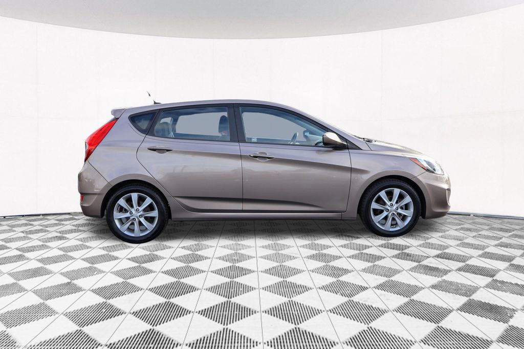 2012 Hyundai Accent SE 7