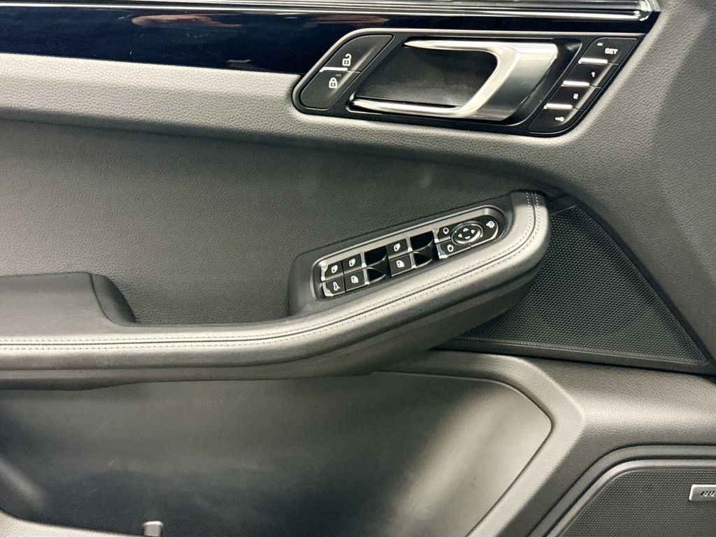 Thumbnail: 2025 Porsche Macan - 23