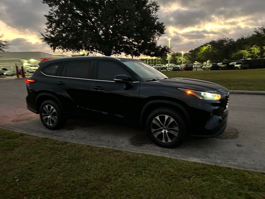 Thumbnail: 2023 Toyota Highlander - 7
