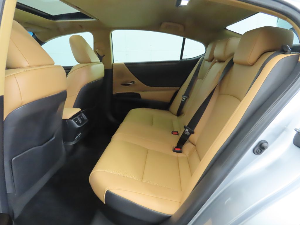 Thumbnail: 2022 Lexus ES - 21