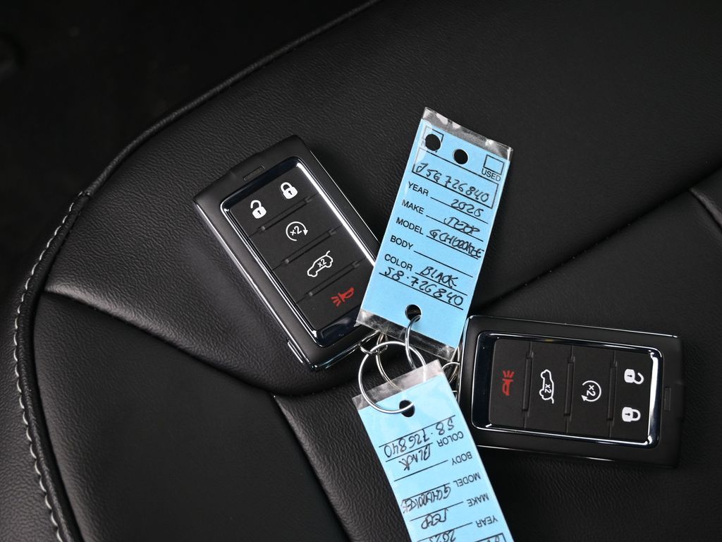 Used 2025 Diamond Black Crystal Pearlcoat Jeep Limited image 18