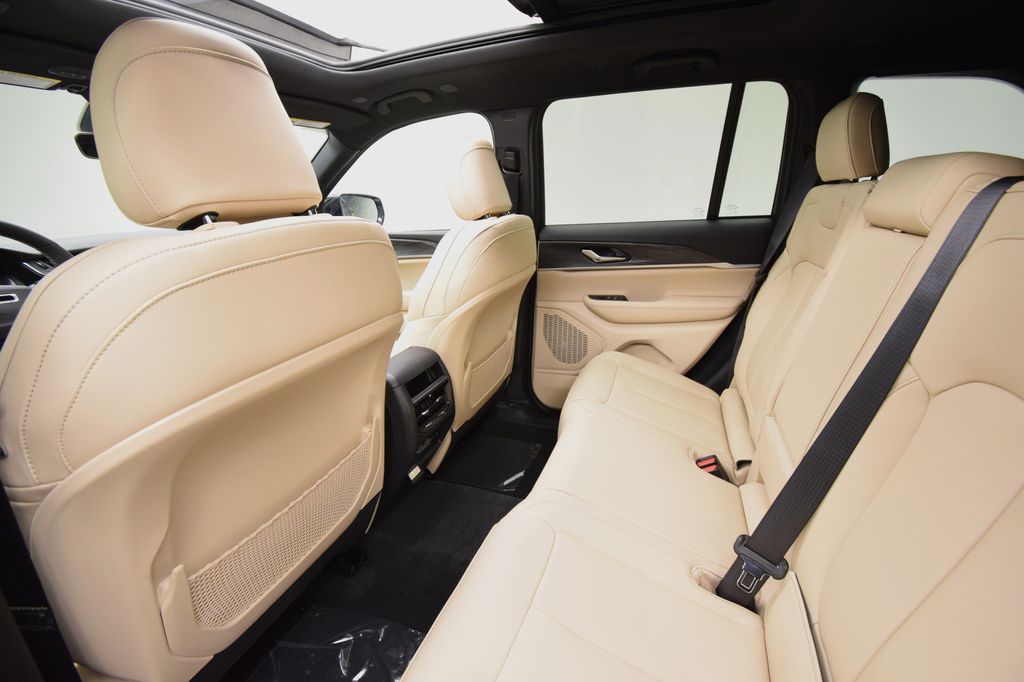 new 2025 Jeep Grand Cherokee car, priced at $44,915