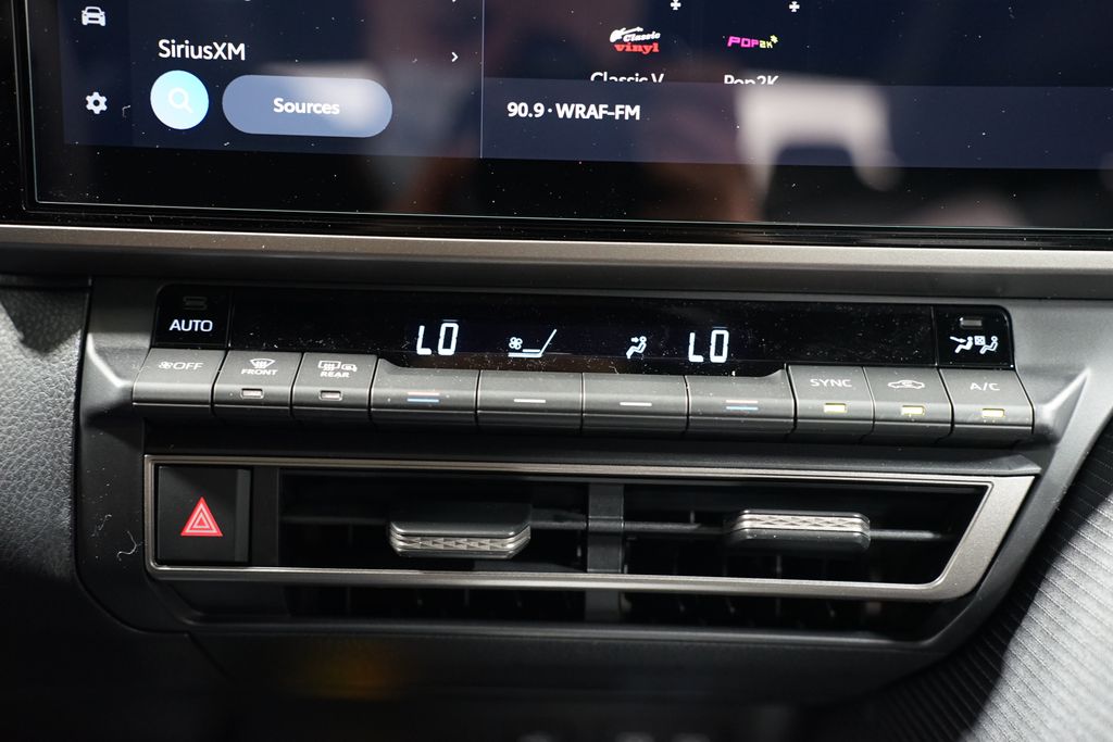 2025 Toyota Camry SE 21