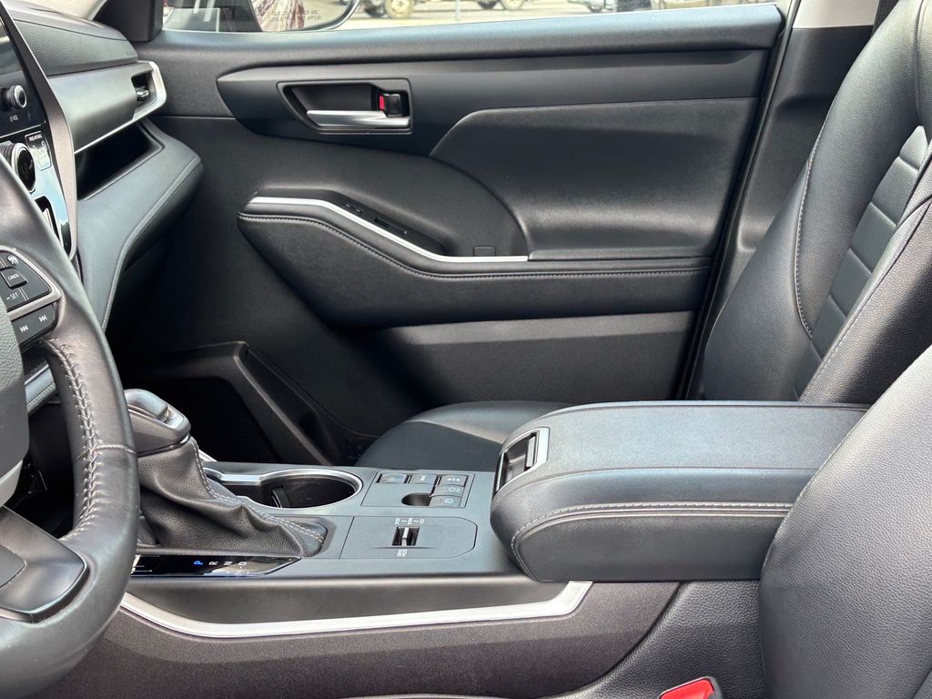 Used Car 2024 Toyota Highlander  Xle For Sale Under $50,000 In Austin, Texas