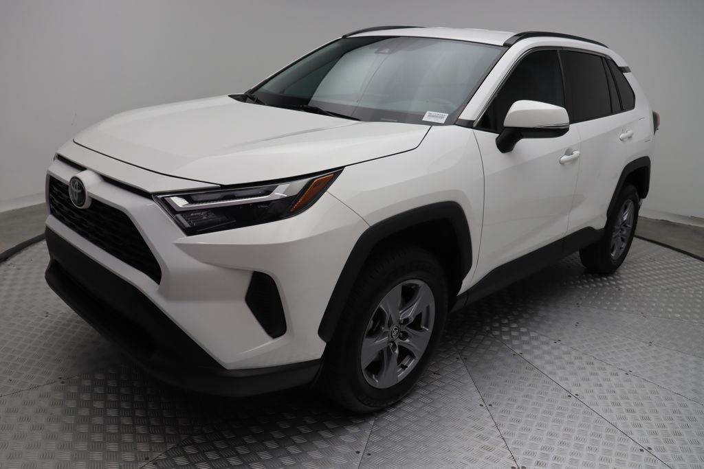 2022 Toyota RAV4 XLE 2