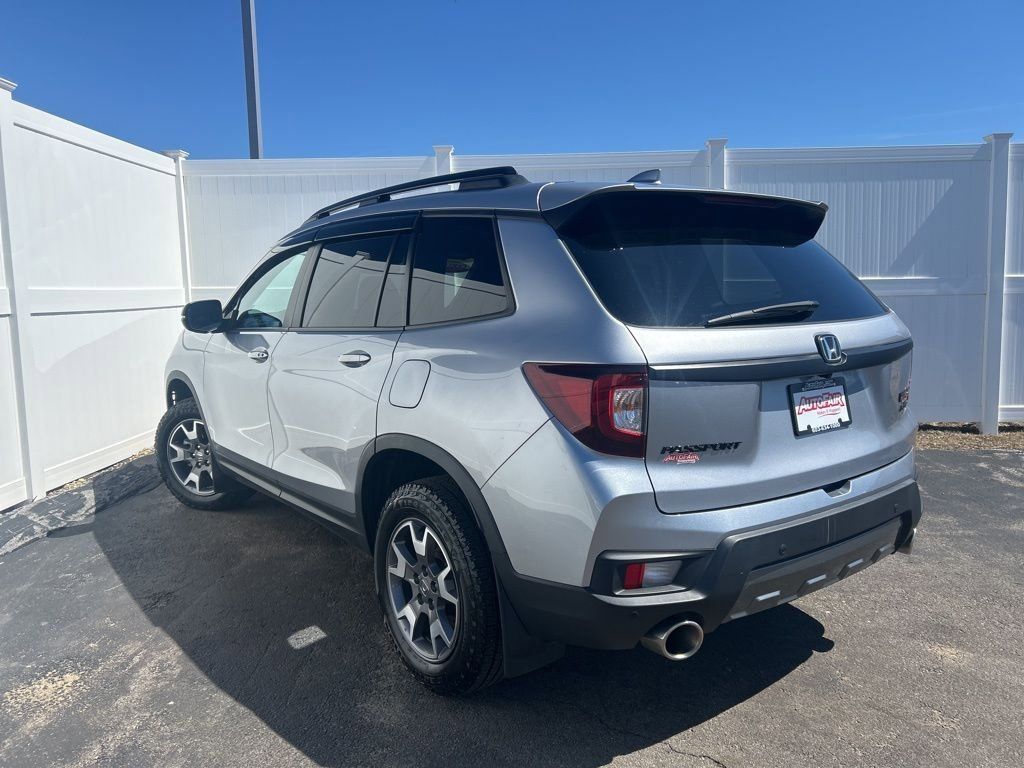 View vehicle photo 4