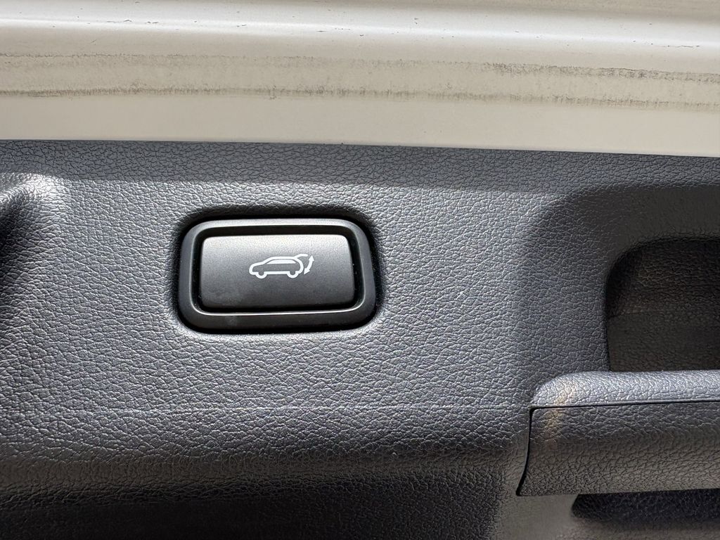 Used 2023 Hyper White Hyundai SEL image 29