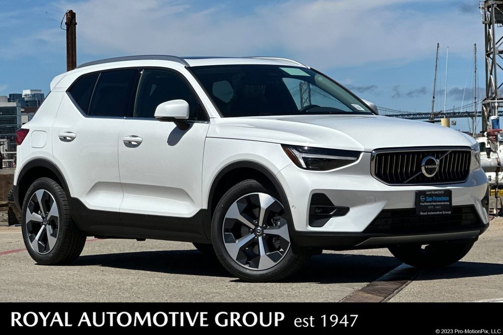 Crystal White Pearl 2025 Volvo XC40 B5 Plus Bright Theme AWD SUV / Crossover All-Wheel Drive Automatic
