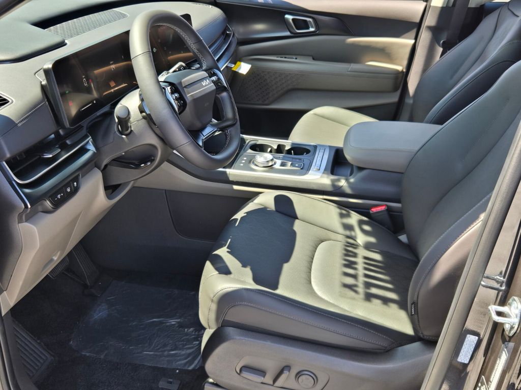 2027 Kia Carnival - $42,570