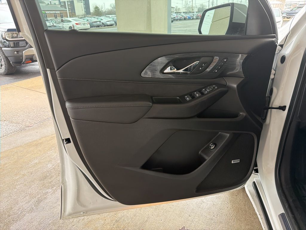Thumbnail: 2023 Chevrolet Traverse - 18