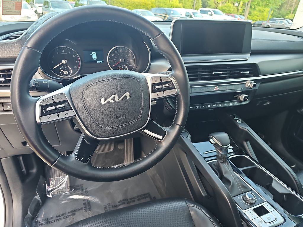 Used 2022 White Kia S image 17