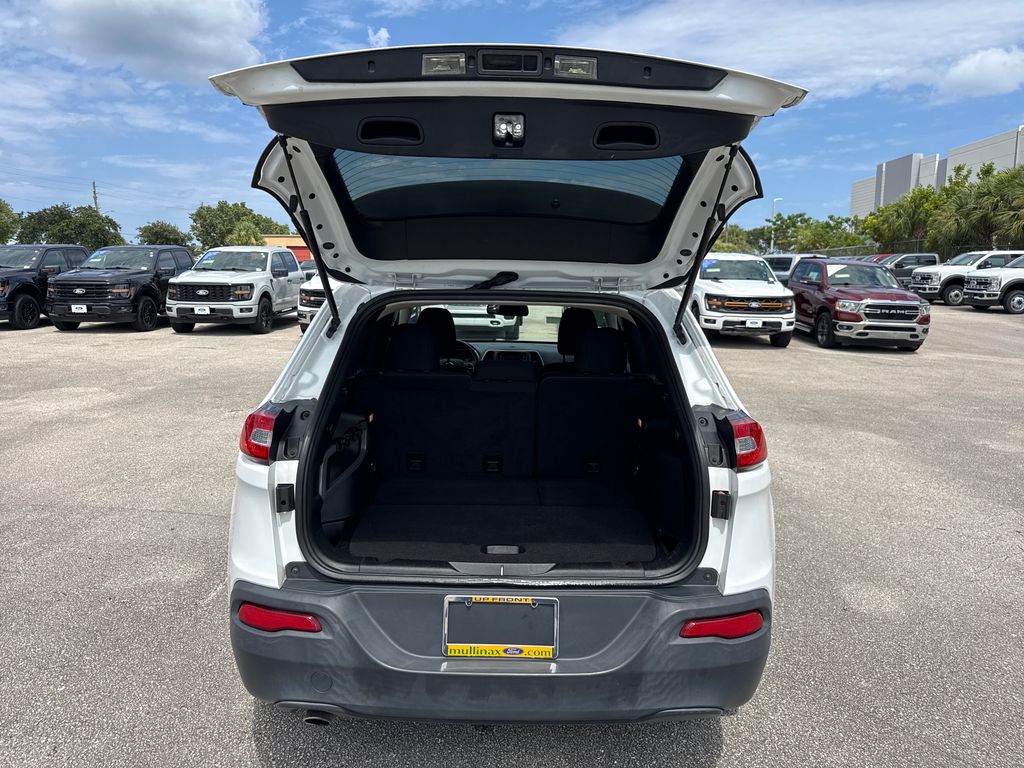 Used 2016 White Jeep Latitude image 26