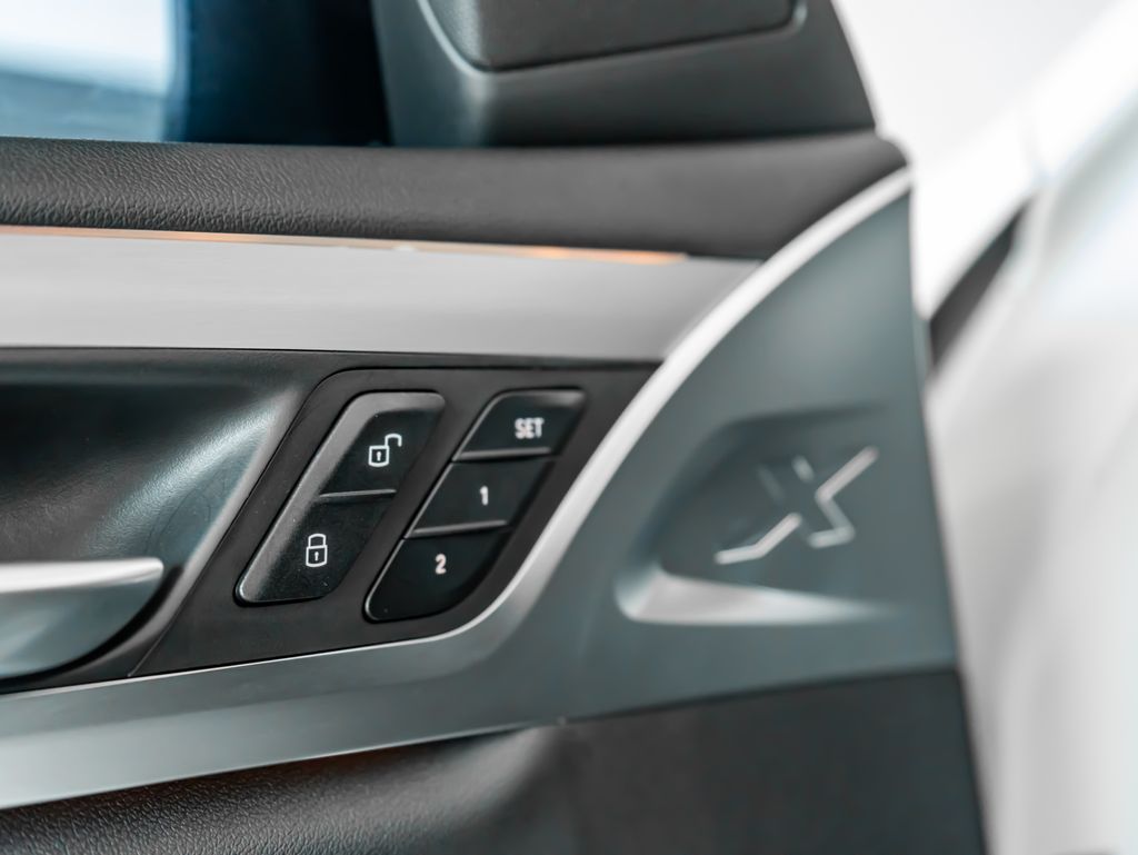 Used 2021 White BMW xDrive30i image 13