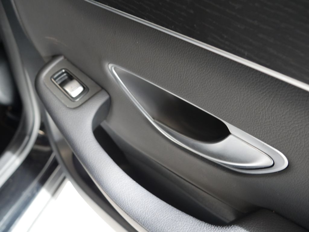 Thumbnail: 2022 Mercedes-Benz GLC - 31