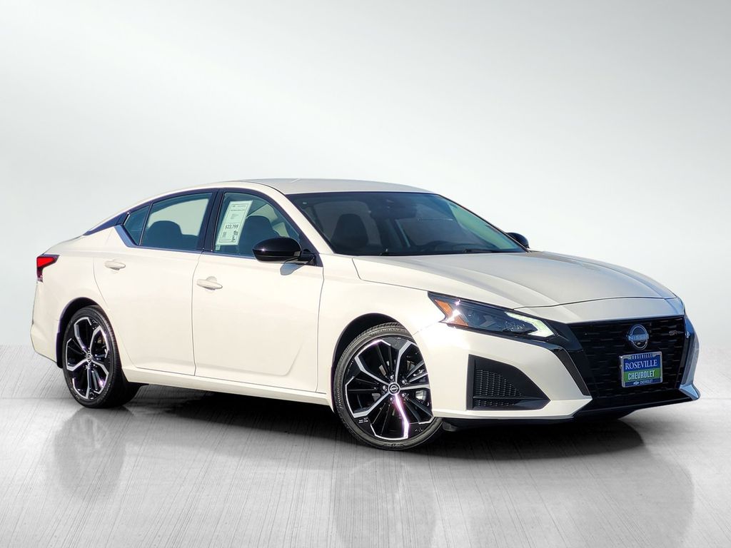 Pearl White 2023 Nissan Altima Sedan Front-Wheel Drive Continuously Variable Transmission