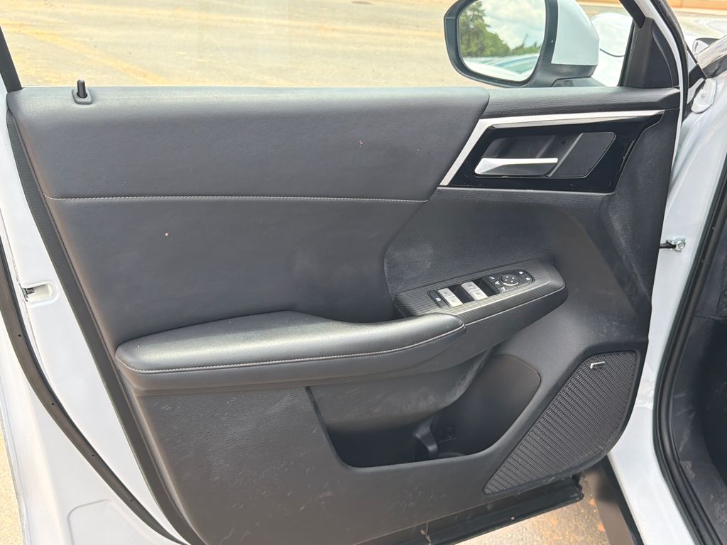 Used 2025 White Mitsubishi SE image 10