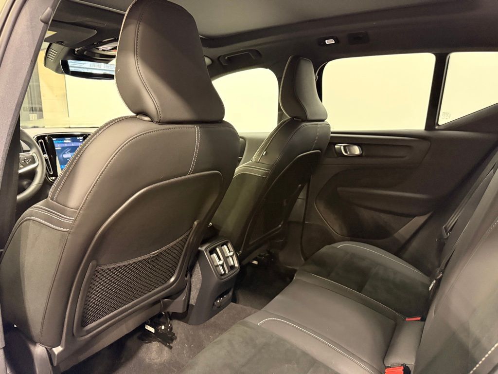 Thumbnail: 2023 Volvo XC40 - 20