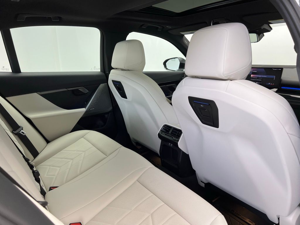 Thumbnail: 2025 BMW 5 Series - 8