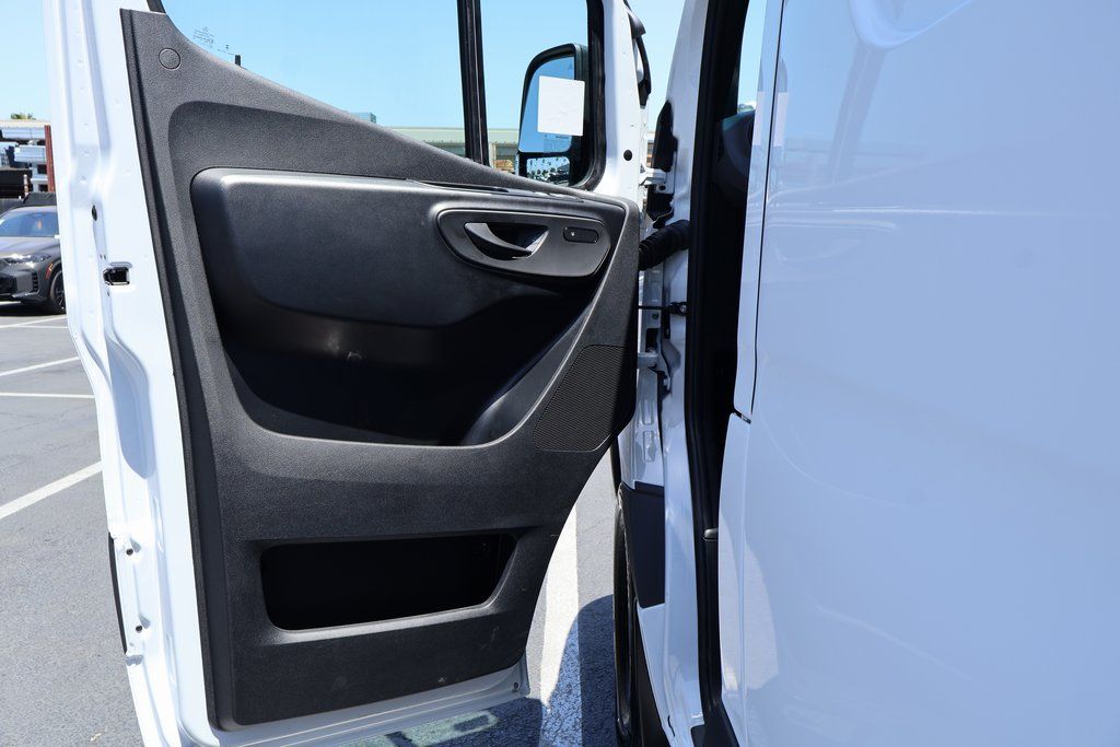 Thumbnail: 2025 Mercedes-Benz Sprinter - 7