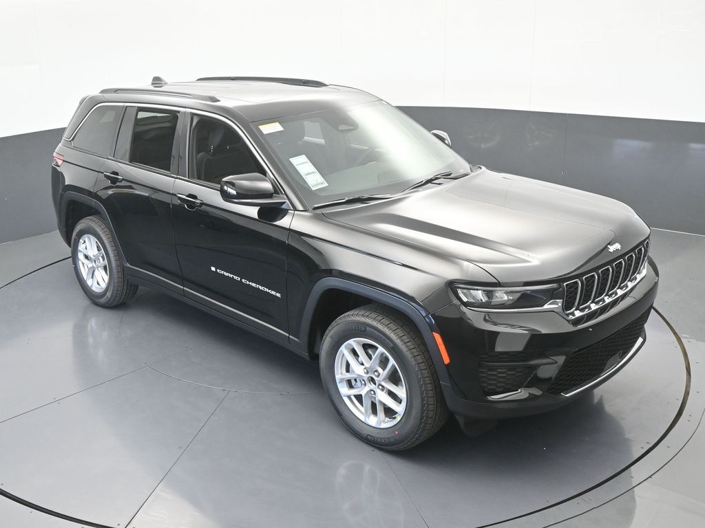 New 2026 Diamond Black Crystal Pearlcoat Jeep Laredo image 47
