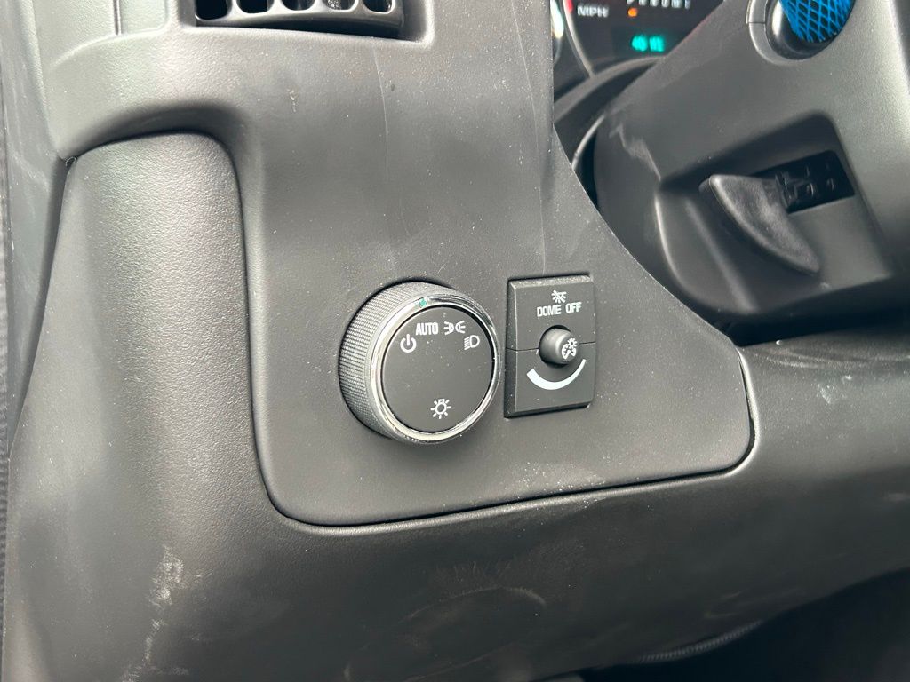 New 2025 Summit White Chevrolet Work Van image 37