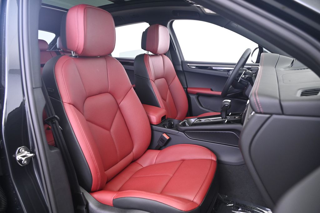 Thumbnail: 2025 Porsche Macan - 24