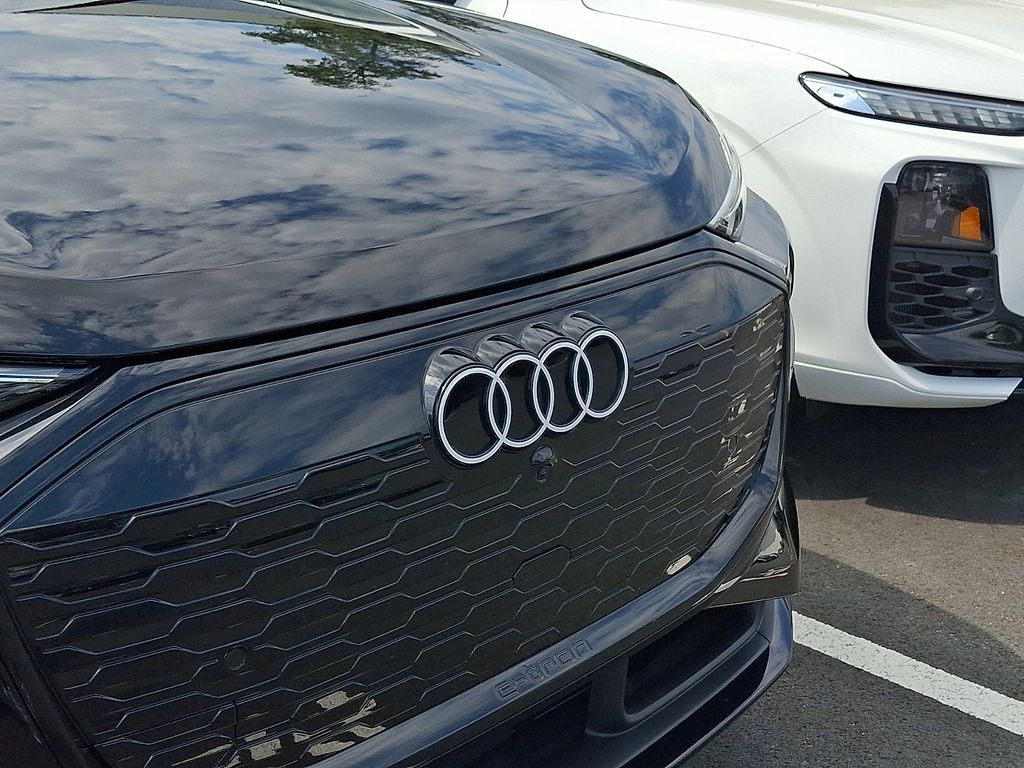 Thumbnail: 2025 Audi Q6 e-tron - 4