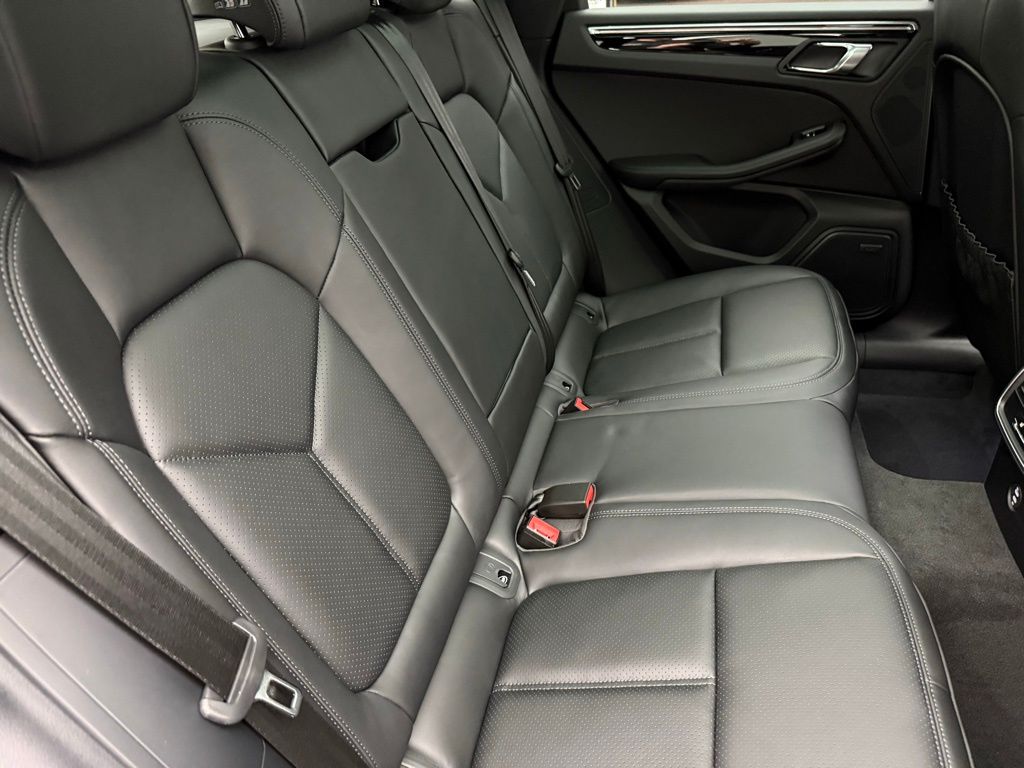 Thumbnail: 2026 Porsche Panamera - 30