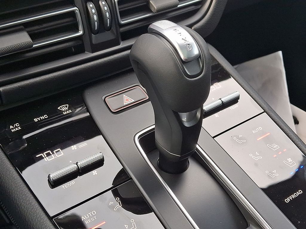 Thumbnail: 2025 Porsche Macan - 16