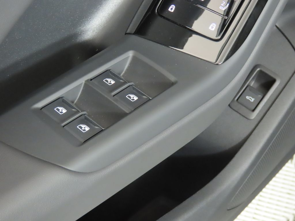 Thumbnail: 2027 Audi Q6 e-tron - 32