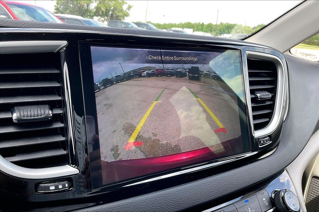 Used 2023 Chrysler Pacifica Touring L 4D Passenger Van