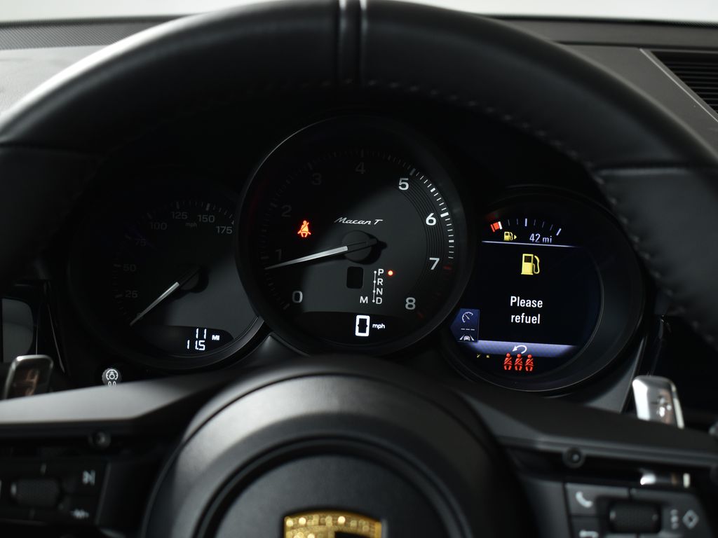 Thumbnail: 2026 Porsche Macan - 20