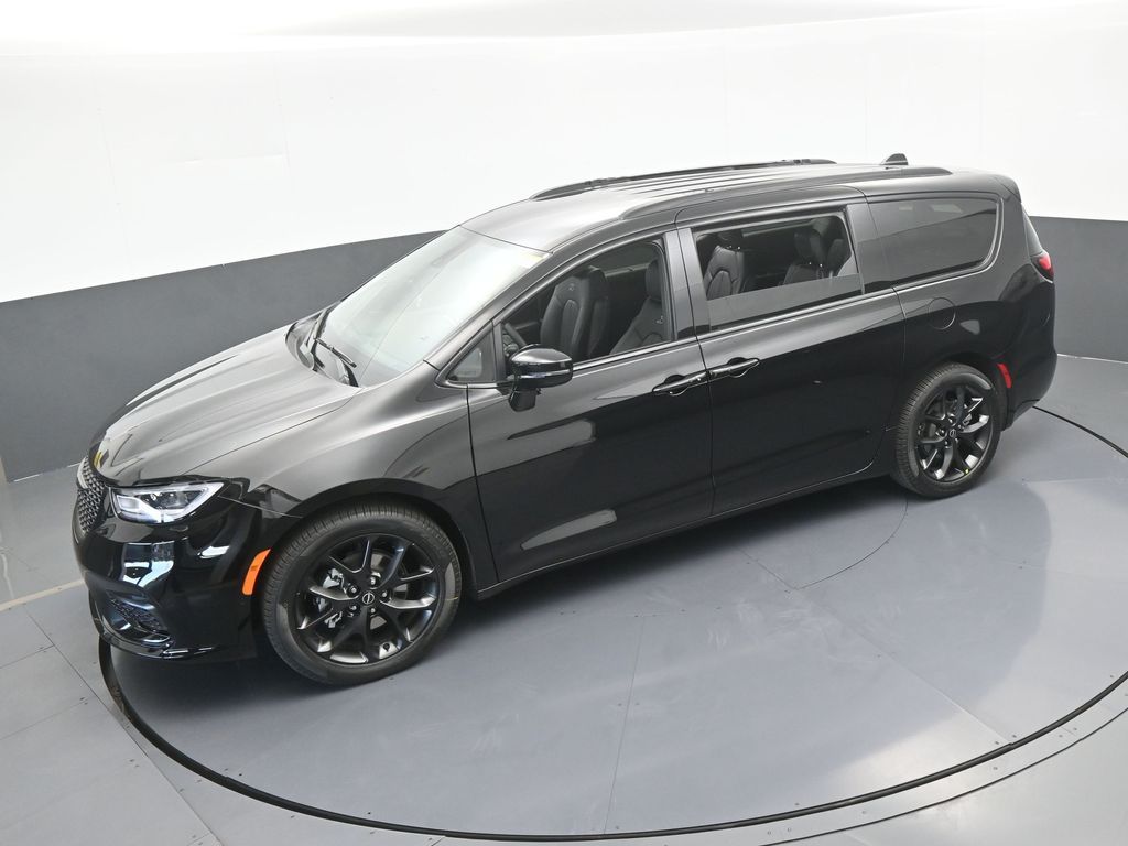 New 2026 Diamond Black Crystal Pearlcoat Chrysler Select image 47