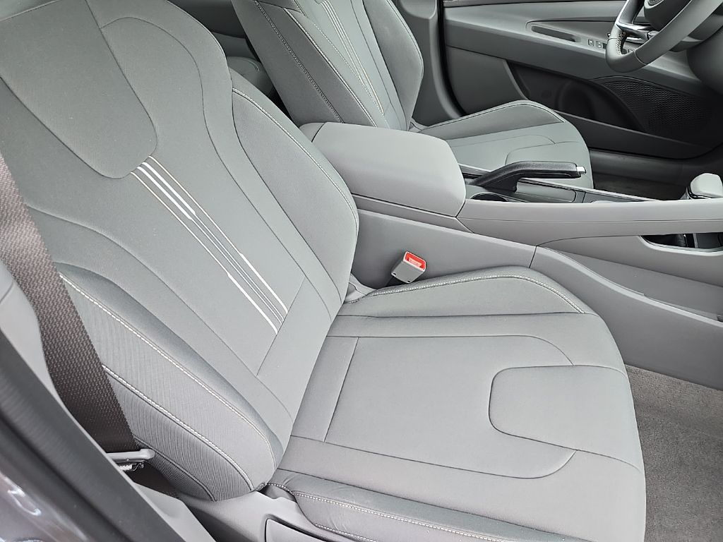 2025 Hyundai Elantra Sport 18