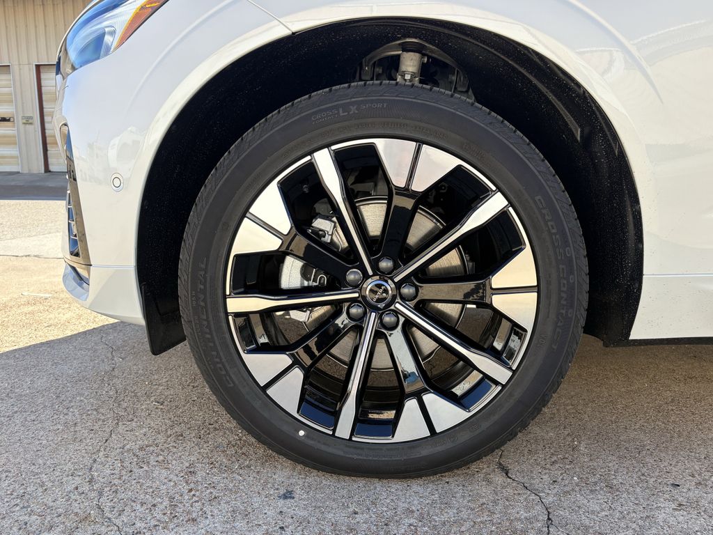 New 2026 Crystal White Volvo B5 Plus image 9