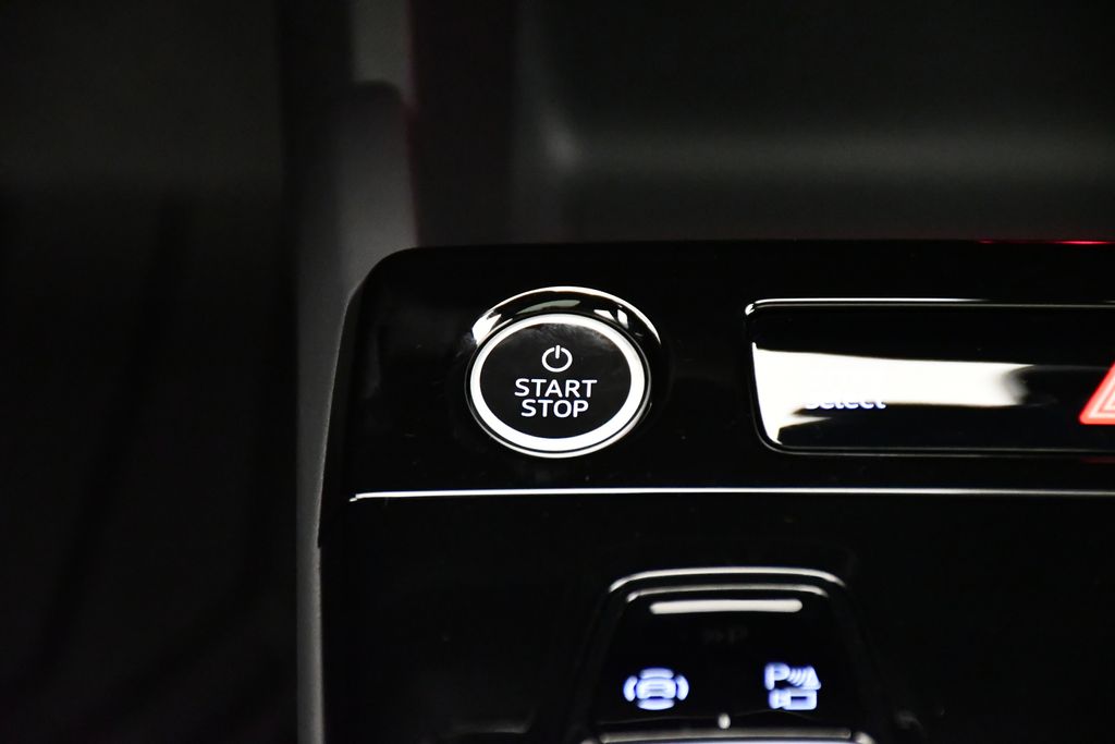 Thumbnail: 2025 Audi Q6 e-tron - 29