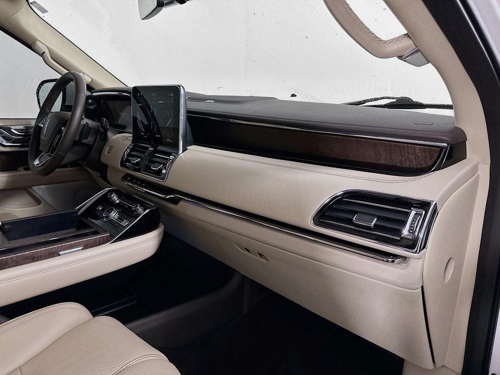 Thumbnail: 2021 Lincoln Navigator - 32