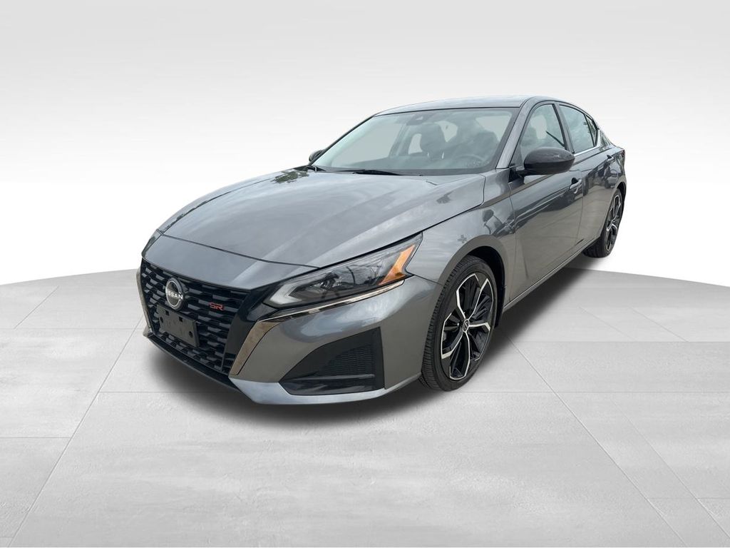 2024 Gun Metallic Nissan Altima 2.5 SR FWD Sedan
