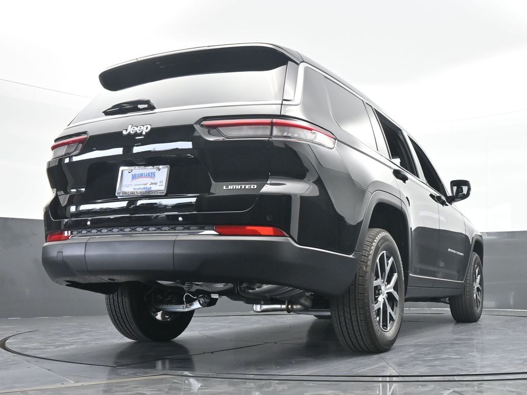 Used 2025 Diamond Black Crystal Pearlcoat Jeep Limited image 55