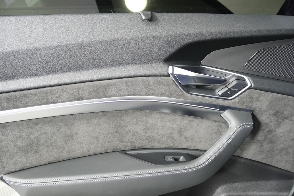 Thumbnail: 2019 Audi e-tron - 14