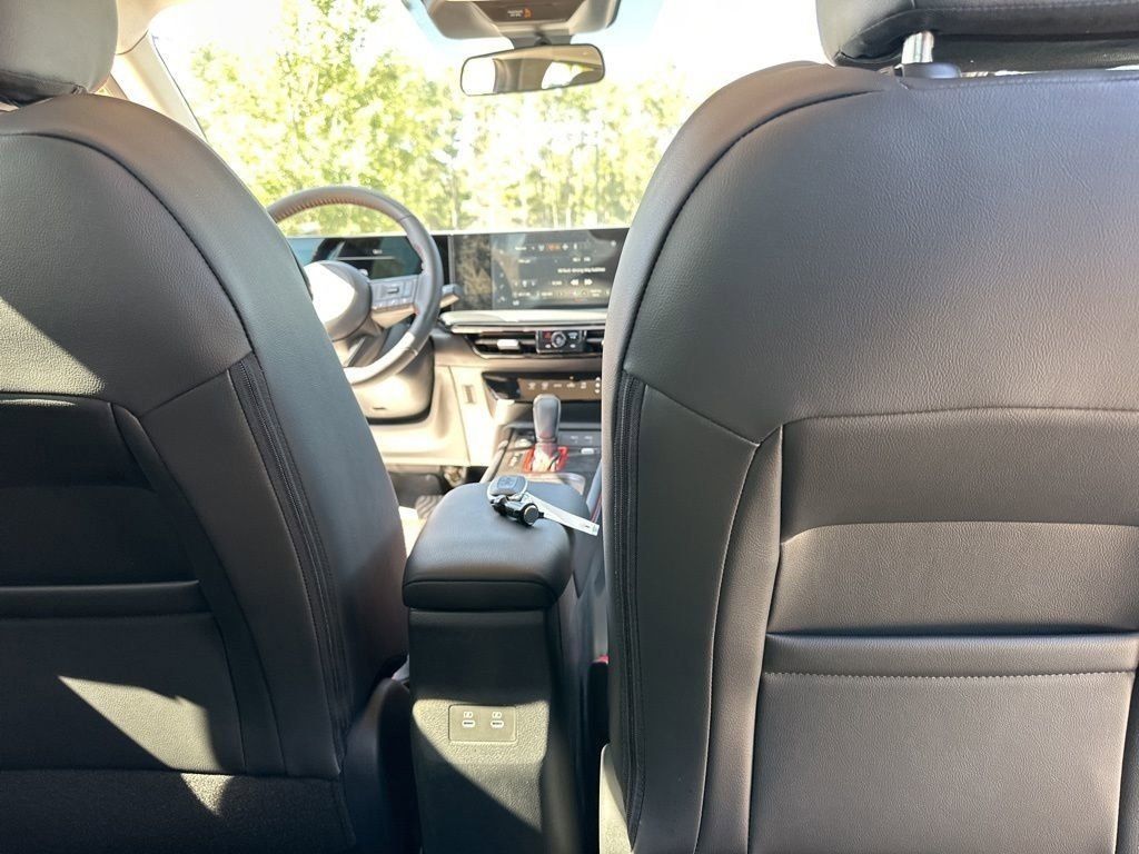 2025 Aspen White Tricoat Nissan Kicks SR FWD SUV