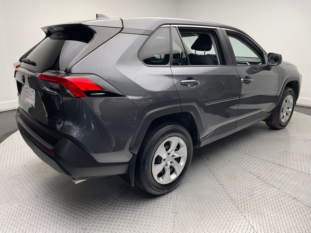 2022 Toyota RAV4 LE 5
