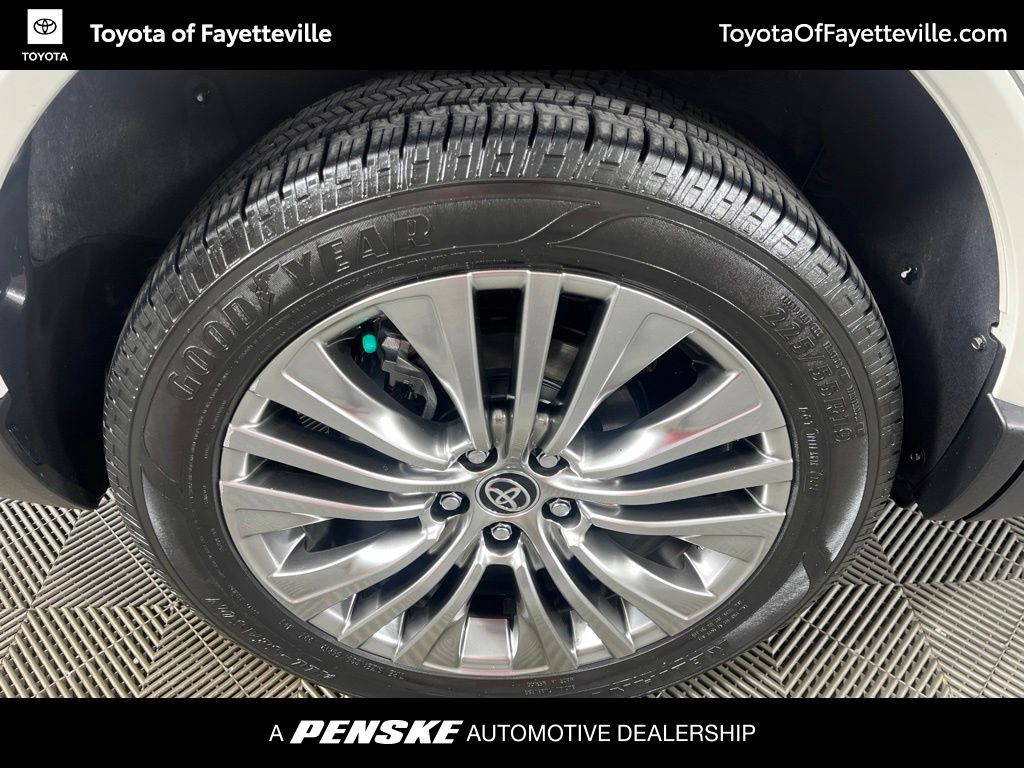 Thumbnail: 2021 Toyota Venza - 18
