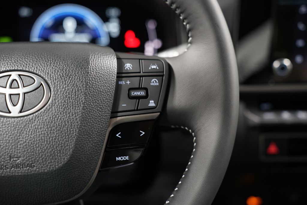 2025 Toyota Camry SE 13