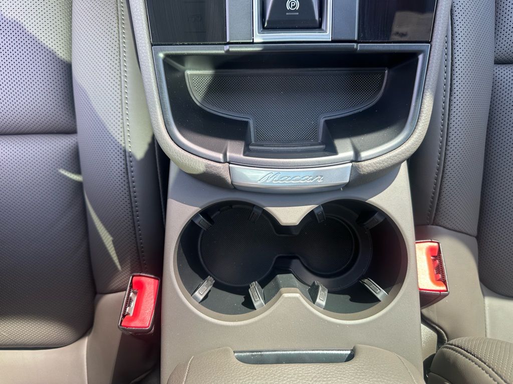 Thumbnail: 2026 Porsche Macan - 28