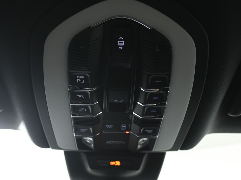 Thumbnail: 2026 Porsche Macan - 20