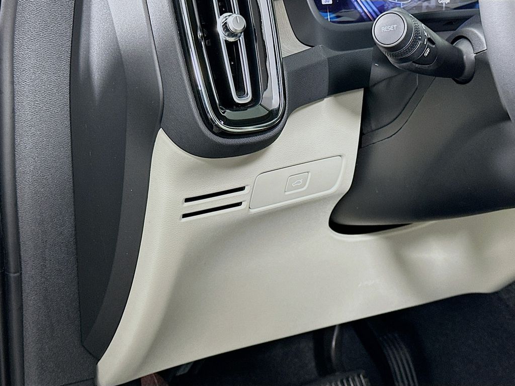 Thumbnail: 2023 Volvo XC40 - 10