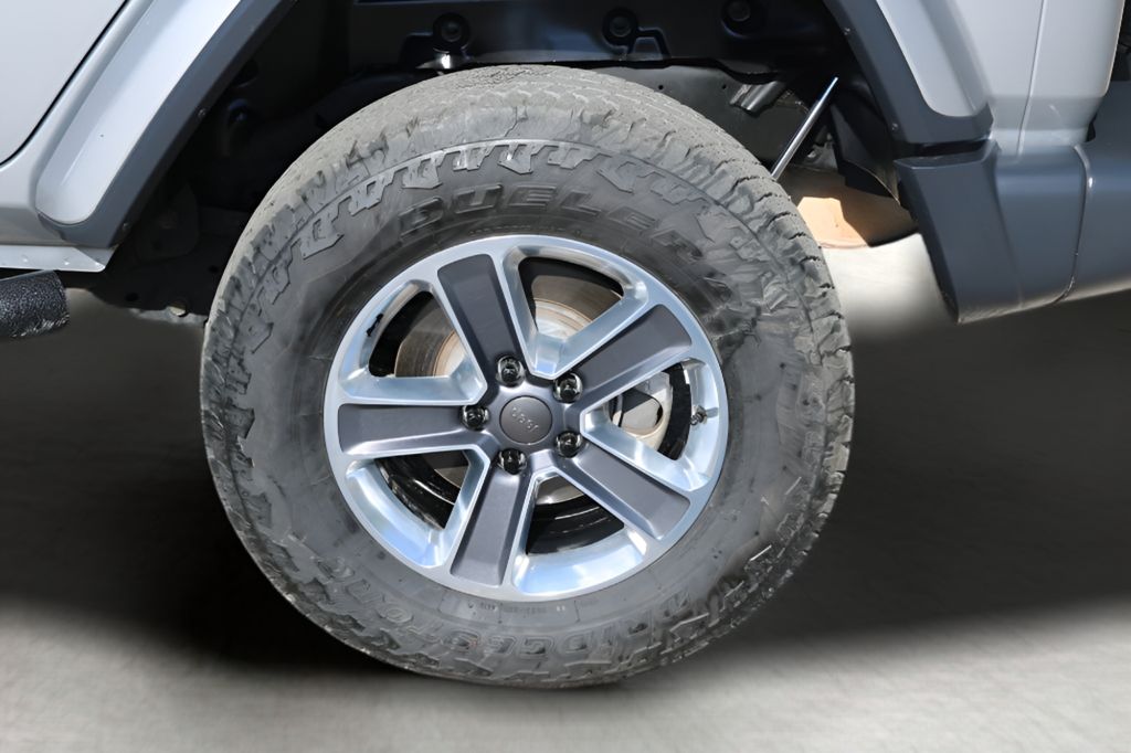 Used 2019 Silver Jeep Unlimited Sahara image 9